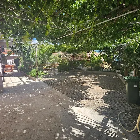Holiday home Kuca Pazanin Vinisce